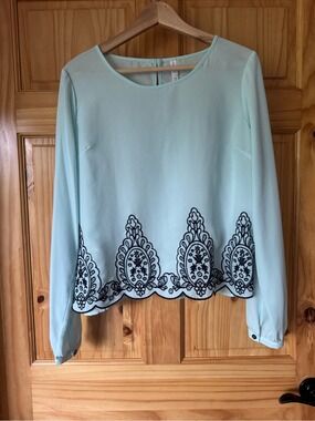 Xhilaration Mint Green Long-Sleeve Blouse with Navy Embroidered Hem size large